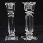 BOHEMIA - Par de castiçais em cristal europeu na tonalidade translúcida estilo art deco com lapidação em frisos facetados, Med: 18cm