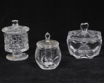BOHEMIA - Lote composto por 03 bombonieres em cristal europeu de diferentes formatos, tamanhos e lapidações. Med do maior: 10 x 11 x 11cm