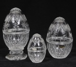 Lote composto por 03 bombonieres em cristal polonês em forma de ovo lapidados com palmas e frisos de tamanhos diferentes sendo a maior com base exagonal. Med do maior: 25cm