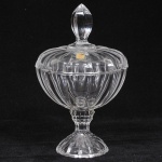 Bomboniere com tampa em cristal europeu translúcido, lapidação em gomos e pega da tampa em forma de pinha. Med: 22cm