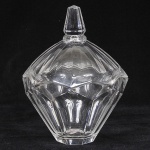 BOHEMIA - Belíssima bomboniere em cristal europeu translúcido estilo art deco finamente lapidado em gomos e geométricos. Pega da tampa em forma de obelisco. Med: 25cm