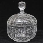 BOHEMIA - Belíssima bomboniere em cristal europeu translúcido estilo art deco finamente lapidado em frisos e semi cabochões. Pega da tampa em forma de pinha. Med: 22cm