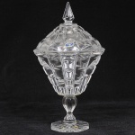 BOHEMIA - Belíssima bomboniere em cristal europeu translúcido estilo art deco finamente lapidado gomos e caneluras. Pega da tampa em forma de obelisco base exagonal  Med: 28cm