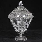 BOHEMIA - Belíssima bomboniere em cristal europeu translúcido estilo art deco finamente lapidado gomos e caneluras. Pega da tampa em forma de obelisco base exagonal  Med: 25cm
