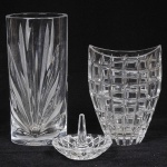 BOHEMIA - lote composto por 03 peças cristal europeu translúcido estilo art deco finamente lapidados com decorações e tamanhos diferentes sendo dois vasos floreiras  Meds: 15 e 20cm e um porta aliança Med: 09 x 07cm