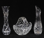 Lote composto por 03 peças em cristal europeu translúcido com lapidações diversas sendo uma cesta para bombons com alça med: 19 x 17 x 12cm e dois vasos floreiras Med: 26 e 16cm