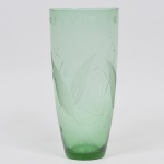 Grande vaso floreira em cristal europeu na tonalidade verde lapidado com frisos, folhas e cabochões. Med: 36cm