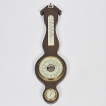 Higrômetro e termômetro manufatura Herveg em madeira e metal dourado. (No Estado). Med: 20cm