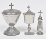 JOHN SOMMERS - Lote composto por 03 âmbulas sacras com tampa de coleção em pewter marcado, contrastado e cinzelado. Meds: 20cm 18cm e 15cm
