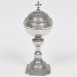 JOHN SOMMERS - Âmbula sacra com tampa de coleção em pewter marcado, contrastado e cinzelado. Med: 27cm