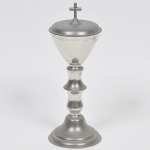 JOHN SOMMERS - Âmbula sacra com tampa de coleção em pewter marcado, contrastado e cinzelado. Meds: 34cm