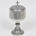 JOHN SOMMERS - Âmbula sacra com tampa de coleção em pewter marcado, contrastado e cinzelado. Meds: 26cm
