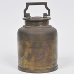 Antigo recipiente para leite com tampa e alça em metal dourado. Med: 20cm