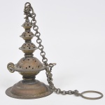 Antigo incensório com 04 estágios em metal dourado e filigranado adornado com corrente e argolas. Med: 27cm (Sem a corrente)