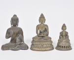 Lote composto por 03 esculturas indianas em bronze dourado e cinzelado retratando "Deusa Shiva" Med do maior: 14 x 10 x 6cm
