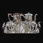 Baixela para chá em metal espessurado a prata manufatura Wolff com 05 peças composto por bandeja com alças (32 x 47cm) um bule de chá, um bule de café, uma leiteira e um açucareiro