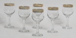Lote composto por 06 taças para vinho em vidro turco decorado em folha de ouro com gregas. Med: 15cm