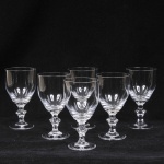 STRAUSS - Lote composto por 06 taças para vinho tinto em cristal translúcido com fuste facetado. Med: 14cm