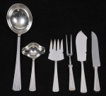 Parte de faqueiro em metal espessurado a prata Estilo Dona Maria composto por 12 garfos de mesa, 12 garfos de sobremesa, 12 colheres de mesa, 12 garfos de peixe,12 facas de peixe, 12 de colheres de sobremesa, 2 talheres trinchantes para peixe, 04 talheres para salada, 2 talheres trinchantes para carne, 01 concha de molho, 01 concha para feijão e 05 colheres de café. Total: 87 peças