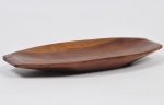 Travessa oval executada em madeira de lei clara entalhada a mão. Med: 40 x 18cm