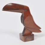 TUCANO - Escultura executada em jacarandá dos anos 1970 entalhado a mão. Med: 13 x 7 x 4cm
