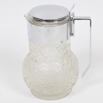 Jarra para sucos e refrescos em vidro gomado com guarnição em metal prateado. Med: 24cm