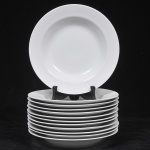 Lote composto por 12 pratos para sopa em porcelana branca. Med: 23cm