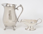 Lote composto por 02 peças em metal espessurado a prata finamente cinzelado sendo: uma jarra para refrescos com separador de gelo (Med:22cm) e uma molheira (med: 8 x 9 x 20cm)