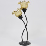 Luminária de mesa estilo art deco para duas lâmpadas em metal patinado com colunas retorcidas e cúpula em vidro gomado no tom ambar. Med: 50cm