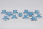 SCHIMIDT - Lote composto por 06 xícaras para chá com pires e 06 xícaras para café com pires em porcelana esmaltada na cor azul.