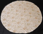 Toalha de mesa redonda executada em cetim policromado e decorado com flores, folhas e rosáceas. Med: 180 x 180cm