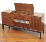 COLECIONISMO - PHILIPS - Antigo rádio vitrola dos anos 1960 com caixa em madeira de lei entalhada, rádio e vitrola em material sintético com aplicações em metal e auto falantes com protetores. Tudo funcionando. Ótimo estado de conservação. Med: 135 x 38 x 73cm