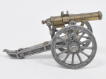 COLECIONISMO - Miniatura de canhão de procedência inglesa, em bronze dourado e finamente cinzelado rodas deslizantes. Med: 17 x 9 x 8cm