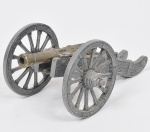 COLECIONISMO - Miniatura de canhão de procedência inglesa, em bronze dourado e finamente cinzelado rodas deslizantes. Med: 17 x 9 x 8cm
