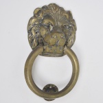 Antigo batedor de porta em bronze dourado e finamente cinzelado retratando cabeça de leão com argola tubular. Med: 16 x 16cm