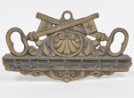 Antigo porta chave de parede em bronze dourado e cinzelado com conchas, volutas, arabescos e chaves com 07 ganchos para por chave. Med: 20 x 10cm