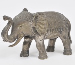 ELEFANTE - Escultura indiana em bronze dourado e finamente cinzelado com elementos fitomorfos. Med: 26 x 16 x 12cm