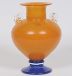 Vaso bojudo em vidro artístico de murano nos tons laranja e azul com alças espiraladas. Med: 28cm
