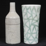 Lote composto por duas peças em cerâmica esmaltada sendo um vaso e uma garrafa. Med do maior: 29cm
