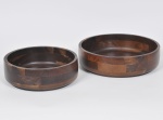 Lote composto por duas saladeiras executadas em madeira de lei. Med: 26 x 9cm e 32 x 7cm