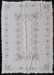 Toalha de mesa em linho português da ilha da madeira finamente bordada com motivos de flores e folhas. Med: 240 x 160cm