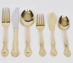 Parte de faqueiro Japonês em aço inox com folha de ouro composto por: 08 Garfos de mesa 08 colheres de mesa, 08 Facas de Mesa, 12 colheres de sobremesa, 06 garfos de sobremesa e 1 espátula de manteiga. Total: 43 peças