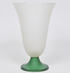 Grande vaso cônico em vidro artístico fosco e verde. Med: 32 x 21cm
