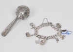 PRATAS - Pulseira em prata inglesa sterling contrastada, adornada com 08 berloques cinzelados. Peso: 70g. Acompanha chocalho em prata filigranada. Med:  12cm