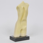 LUCIA PRATA - Escultura em resina de poliéster retratando "Abstrato".  Med: 35cm