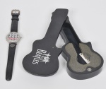 COLECIONISMO - The Beatles - Relógio de pulso de coleção com caixa customizada em metal prateado e pulseira em couro. Caixa colecionável em madeira em forma de guitarra. Med: 22 x 7cm