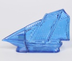 COLECIONISMO - AVON - Frasco de perfume de coleção em vidro azul em formato de veleiro. Med: 20 x 10cm