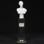 COLOGNE Frances Harriet - Frasco de perfum de coleção em vidro gomado com tampa escukpida em resina em forma de busto. Med: 32cm