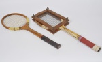 Par de Raquete para tênis manufatura Dunlop em madeira e material sintético. Medida: 69 x 23cm