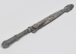 Faca gaúcha em metal espessurado a prata, manufatura corneta com bainha e cabo ricamente cinzelados em motivos florais. Med: 26cm